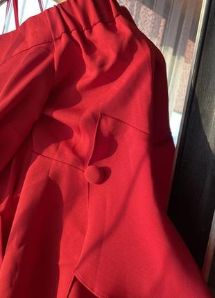 Платье, вечернее, платье красного цвета, длина миди с разрезом и открытыми плечами и интересными рукавами5 фото
