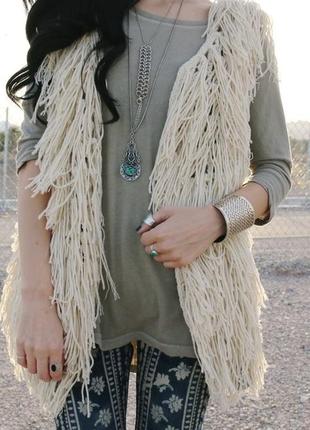 Бежевая вязаная,плетёная ,лохматая жилетка,этно бохо стиль