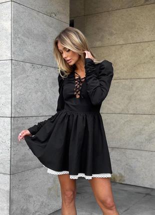 Черное платье со шнуровкой и оборкой2 фото