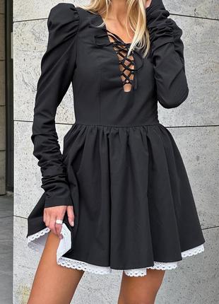 Черное платье со шнуровкой и оборкой6 фото