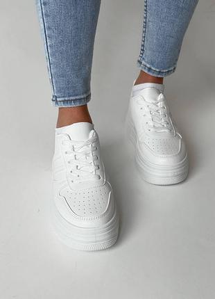 Белые базовые кроссовки4 фото
