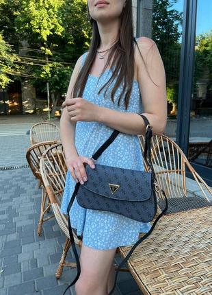 Жіноча сумка з еко-шкіри guess snapshot сірого кольору молодіжна, брендова сумка через плече8 фото