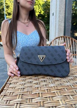 Жіноча сумка з еко-шкіри guess snapshot сірого кольору молодіжна, брендова сумка через плече3 фото