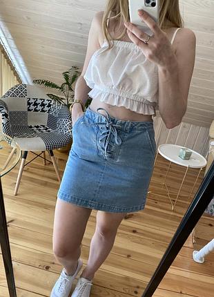 Джинсова спідниця зі шнурівкою спереду