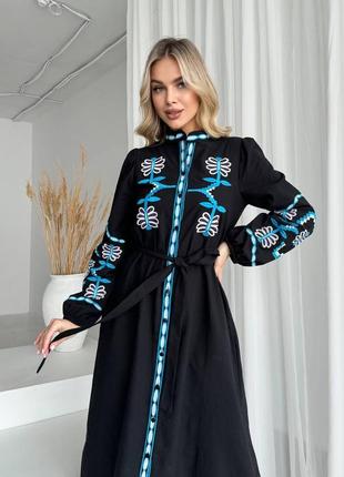 Платье миди с синей вышивкой