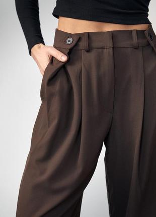 Классические брюки с акцентными пуговицами на поясе7 фото