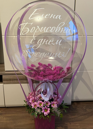 Корзина с цветами и прозрачным шаром Баблс