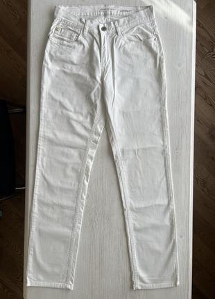 Белые прямые джинсы