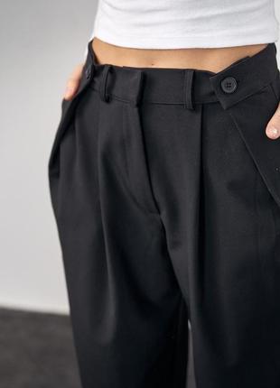 Классические брюки с акцентными пуговицами на поясе4 фото
