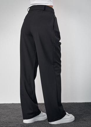 Классические брюки с акцентными пуговицами на поясе5 фото