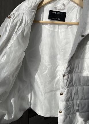 Женская куртка на кнопках в молочном цвете4 фото