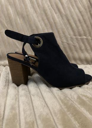 Відкриті замшеві туфлі