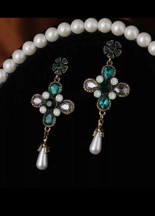 Елегантні, святкові сережки  з зеленими кристалами та  перлинами вінтажний стиль
