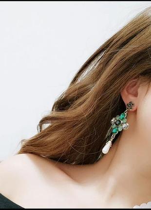 Елегантні, святкові сережки  з зеленими кристалами та  перлинами вінтажний стиль3 фото
