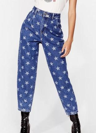 Nasty gal star print high waisted tapered jeans джинсы с принтом звёзды