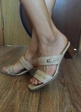 Кожаные фирменные шлёпанцы / босоножки