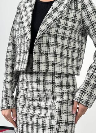 Твидовый костюм жакет + юбка мини короткая в клеточку укороченный кроп пиджак на пуговицах двубортный из твида черный малина белый серый голубой8 фото