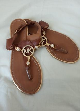 Классные шлепанцы босоножки michael kors