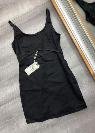 Джинсовое платье с красивым разрезом на талии