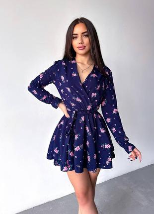 Женское современное стильное легкое темно-синее платье с розовыми цветами 2024