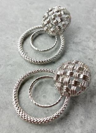 Неймовірні сріблясті текстурні сережки.