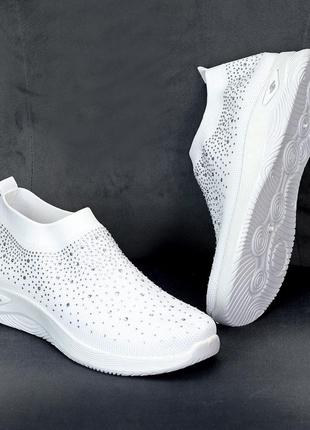 Белые текстильные кроссовки - спортивные мокасины декорированы стразами3 фото