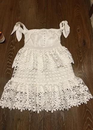 Неймовірно гарна сукня білосніжного кольору із зав'язками на плечах мереживо7 фото