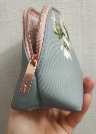 Яскрава невелика косметичка.