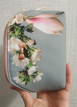 Яскрава невелика косметичка.