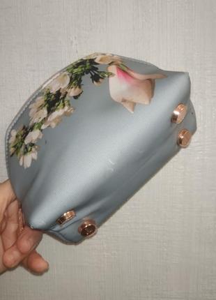 Яскрава невелика косметичка.