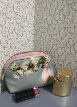 Яскрава невелика косметичка.