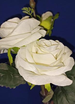 Белые розы букет роз искусственные в декоративной бутылке подарок маме8 фото