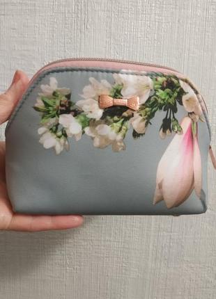 Яскрава невелика косметичка.