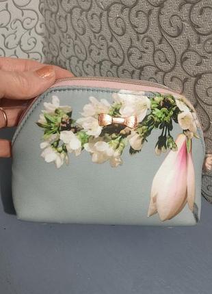 Яскрава невелика косметичка.