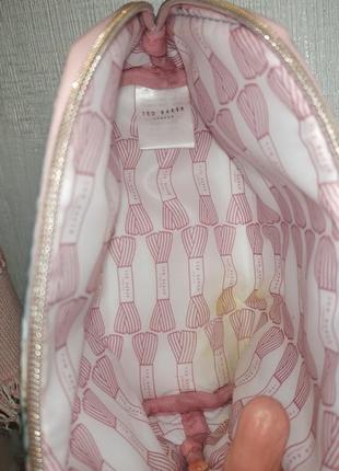 Яскрава невелика косметичка.