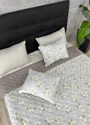 Стеганое покрывало с подушками