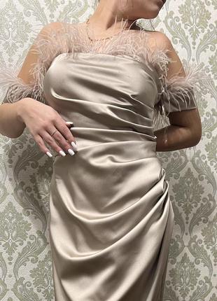 Вечернее платье с перьями миди3 фото