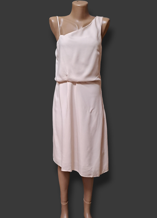 Нежно-розовое платье на одно плечо
