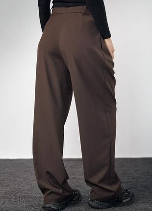 Класичні брюки прямі широкі з акцентними гудзиками на поясі  костюмна тканина темно коричневі шоколадні3 фото