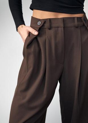 Класичні брюки прямі широкі з акцентними гудзиками на поясі  костюмна тканина темно коричневі шоколадні4 фото