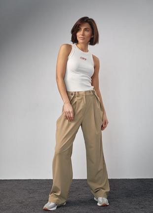 Классические брюки прямые широкие с акцентными пуговицами на поясе костюмная ткань светло коричневые3 фото