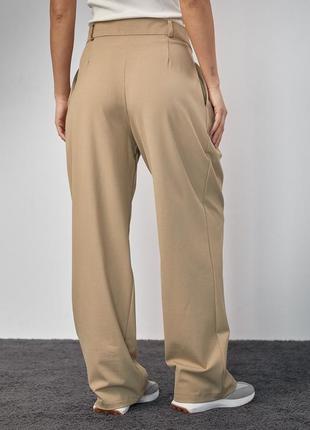 Классические брюки прямые широкие с акцентными пуговицами на поясе костюмная ткань светло коричневые2 фото