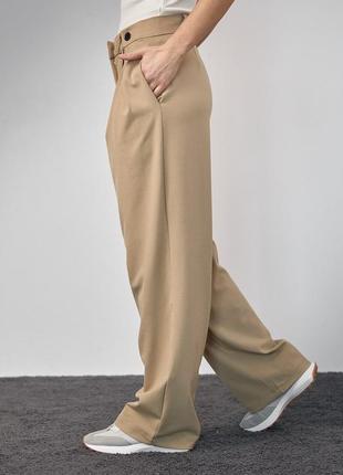 Классические брюки прямые широкие с акцентными пуговицами на поясе костюмная ткань светло коричневые4 фото