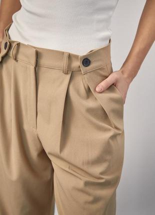 Классические брюки прямые широкие с акцентными пуговицами на поясе костюмная ткань светло коричневые5 фото