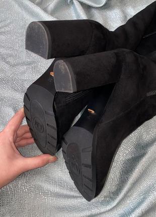 Чорні замшеві чоботи на підборах (зима)10 фото