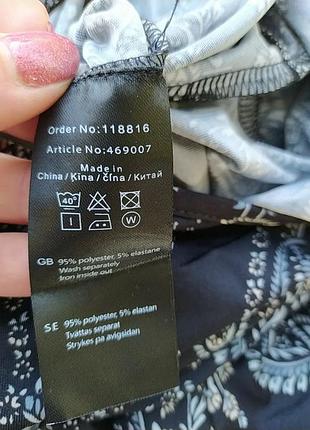 Черное платье в очень красивый принт 5