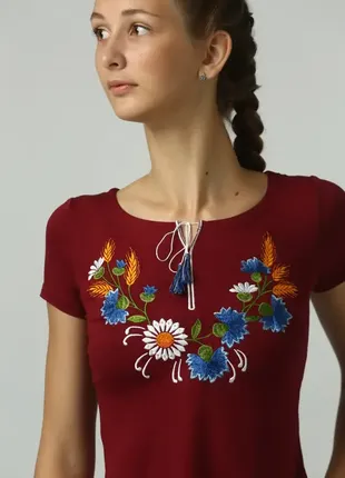 Бордова підліткова футболка з квітковою вишивкою "віночок"