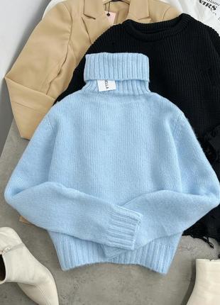 Светло голубой свитер под горло