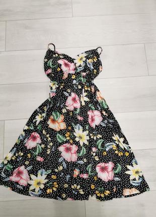 Красивое трикотажное платье с цветочным принтом
