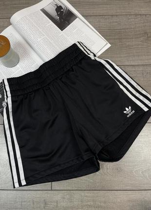 Оригинальные спортивные шорты adidas1 фото